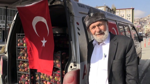 HAKKARİ - 'Elmacı dede' 1700 kilometre yol kat ederek üs bölgelerindeki Mehmetçiğe elma götürdü