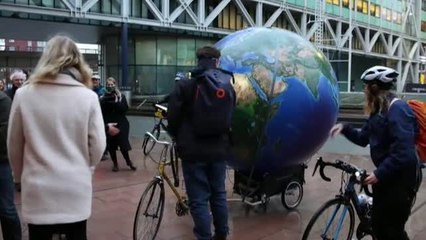 Descargar video: Los ecologistas sientan en el banquillo de La Haya a la petrolera Shell