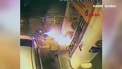 Yakıt doldurduğu aracının depo kapağını ateşe verdi