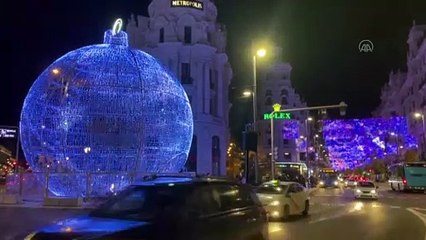 Noel öncesi Madrid'de sokaklar ışıklandırıldı