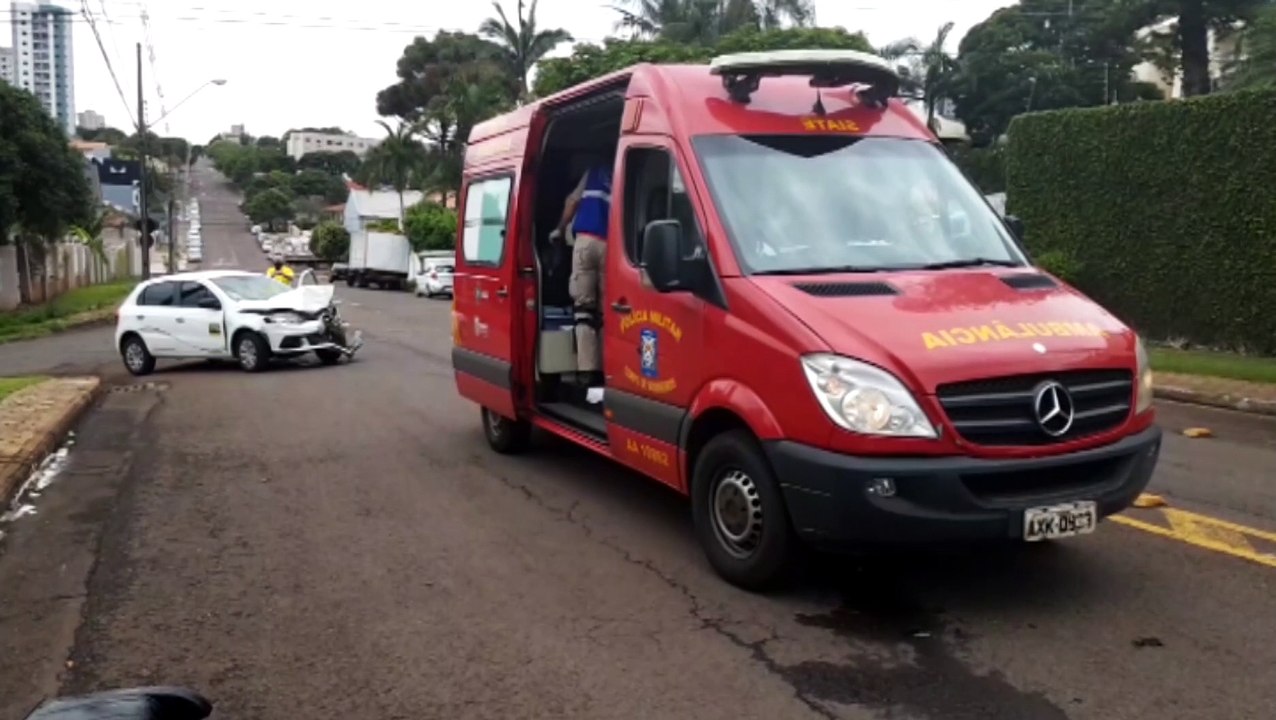 Gol tem a frente destruída em colisão contra utilitário na região central