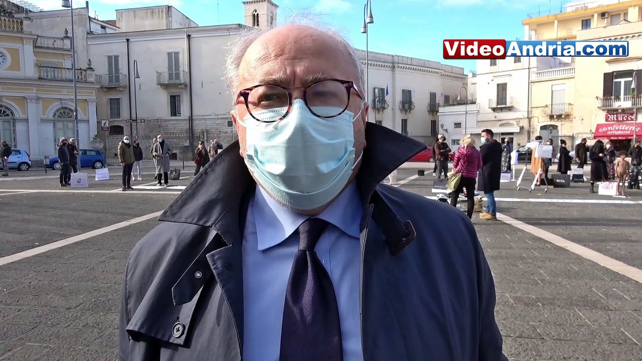 Andria: commercianti lasciano in Piazza i loro registratori di cassa per manifestare il proprio disagio. Sul posto anche il Sindaco