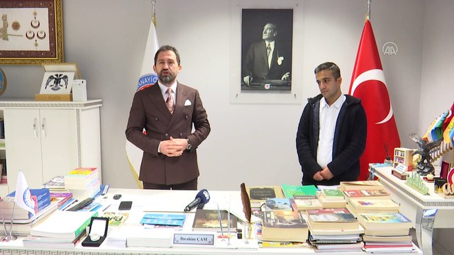 İSTANBUL - Taksisinde unutulan 300 bin avroyu sahibine teslim eden şoföre 'ahilik beratı' verildi