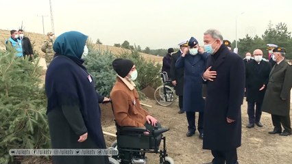 Akar ve komutanlar gazilerle birlikte fidan dikti