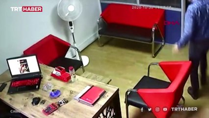 Depremden yeni görüntü: Kahvesini içti, sakinliğiyle dikkat çekti