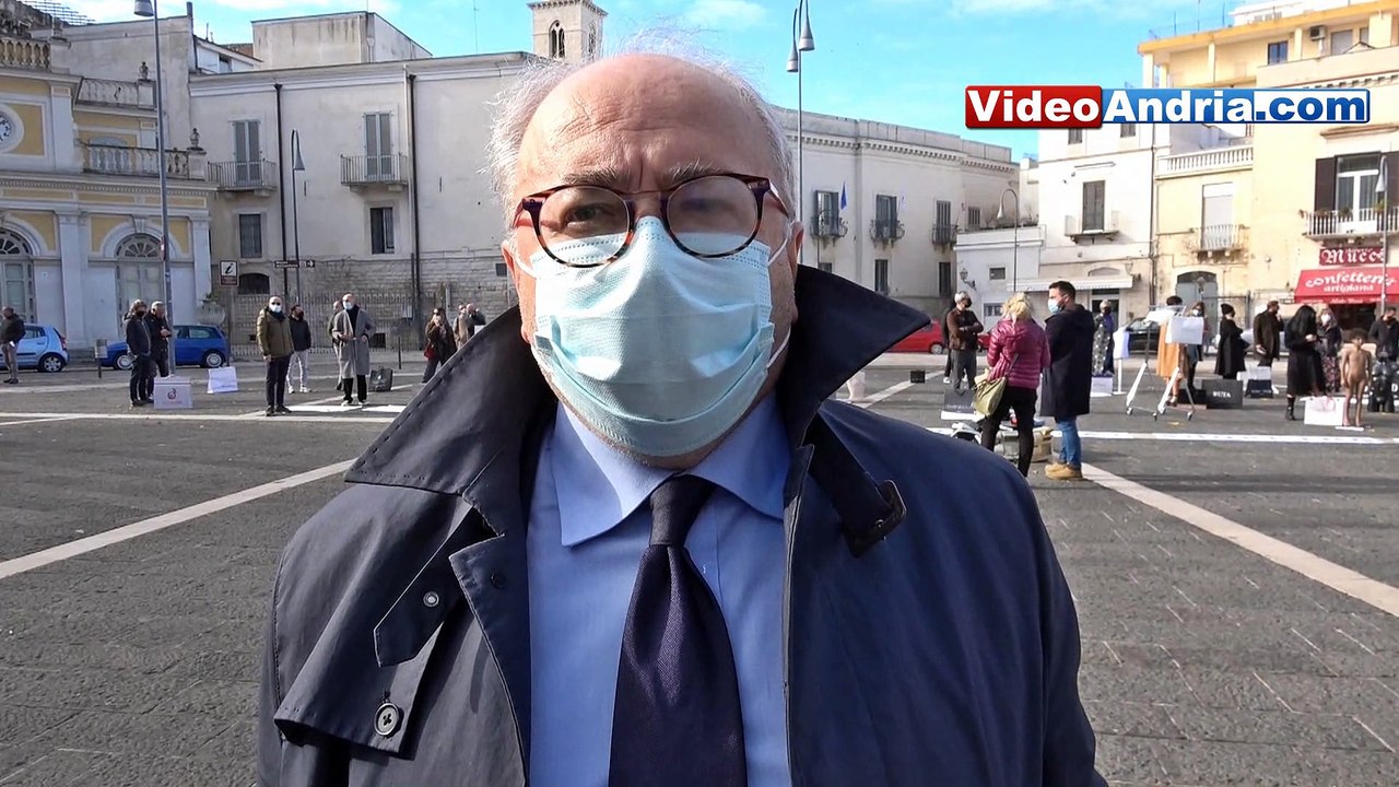 Andria: commercianti lasciano in Piazza i loro registratori di cassa per manifestare il proprio disagio. "Governo ci ascolti nel nuovo Dpcm" - Sul posto anche il Sindaco