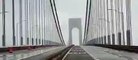 Le pont Verrazano-Narrows à Brooklyn ondule et réalise un son étonnant avec les vents violents