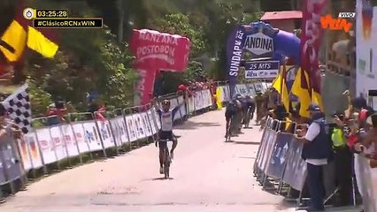 Chute d'un coureur cycliste à cause d'un ralentisseur