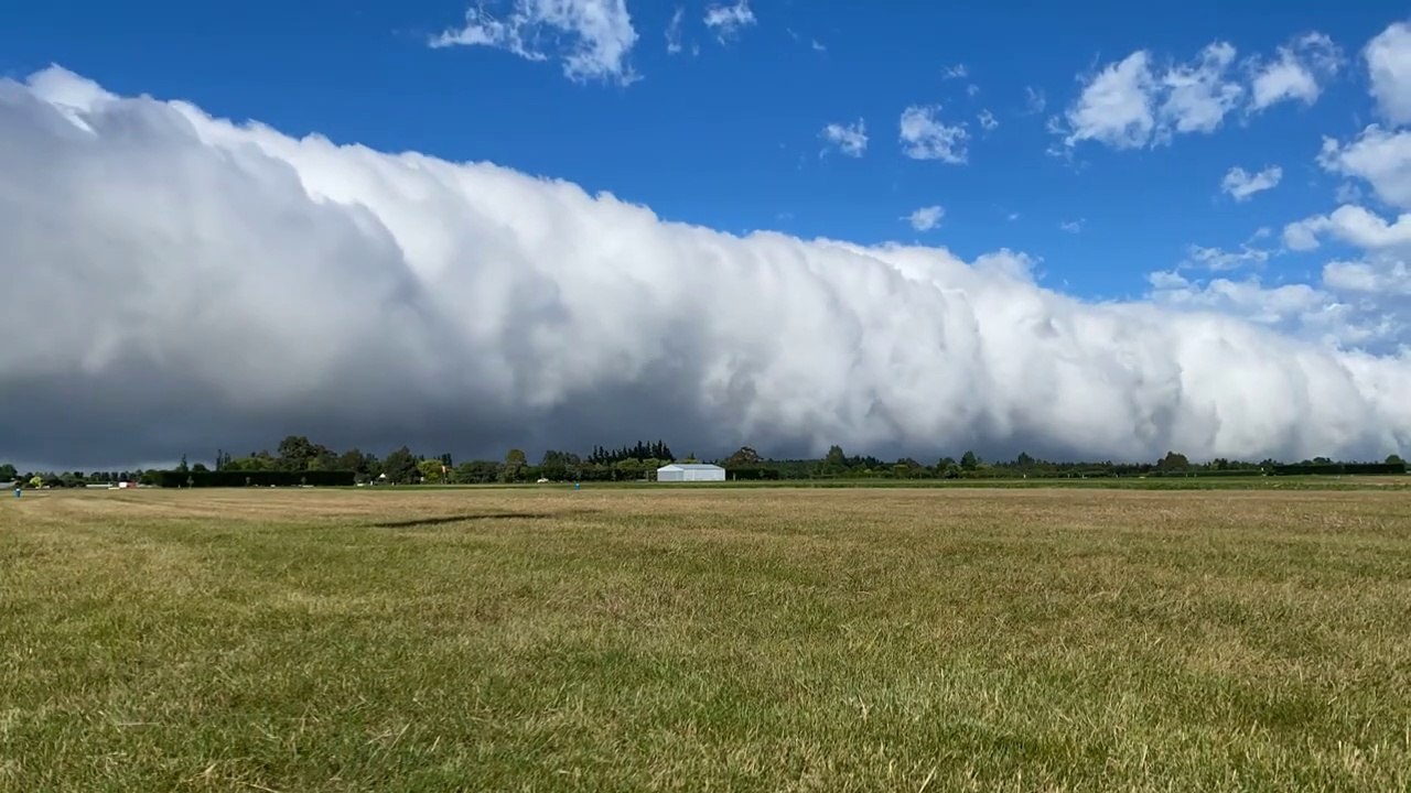 Un nuage engloutit tout sur son passage - Canterbury Aerodrome