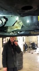 Regardez ce qui se cache dans le moteur de cette voiture