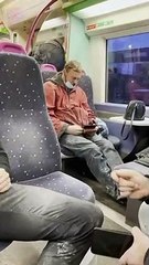 Il oublie de brancher ses écouteurs et déclenche un fou-rire dans la rame de métro