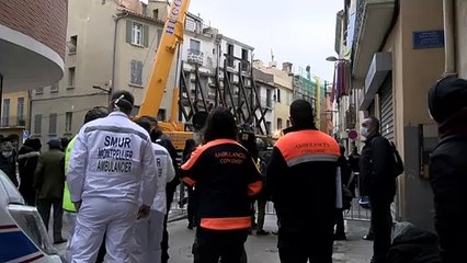 إغاثة فرنسي يزن 300 كيلوغرام بعد أن كان عالقا في منزله