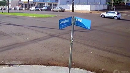Câmera flagra colisão entre Corsa e moto 650 cilindradas