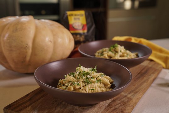 Rotini con salsa cremosa de calabaza - Cocina con Conexión. Sonia ortiz con Juan Farré- Recetas para Navidad