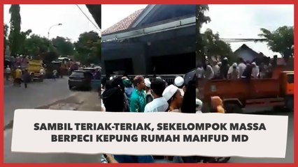 Sambil Teriak-teriak, Sekelompok Massa Berpeci Kepung Rumah Mahfud MD