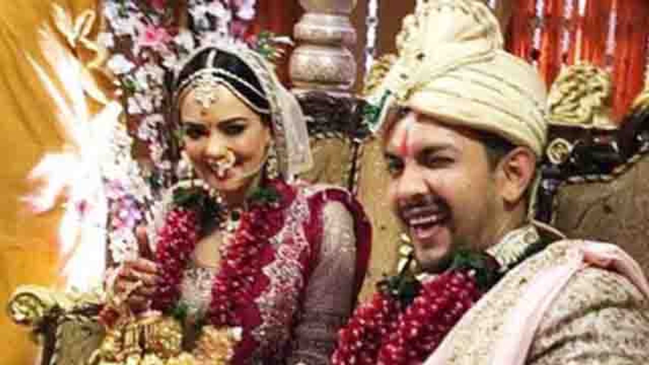 Fans के बीच Viral हुई Aditya Narayan और Shweta Agarwal की Wedding Photos | FilmiBeat