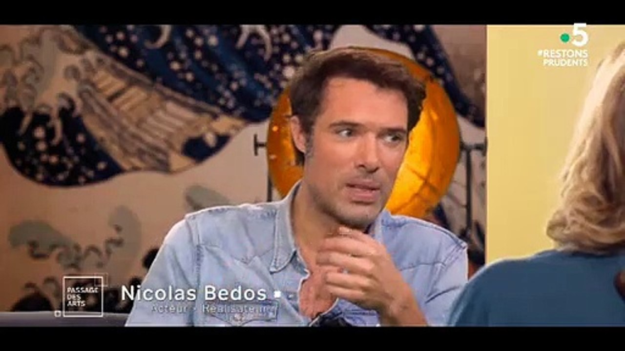 Regardez Claire Chazal très mal à l'aise face à Nicolas Bedos sur France 5 qui lui propose de "prendre de la drogue ensemble" après l'émission