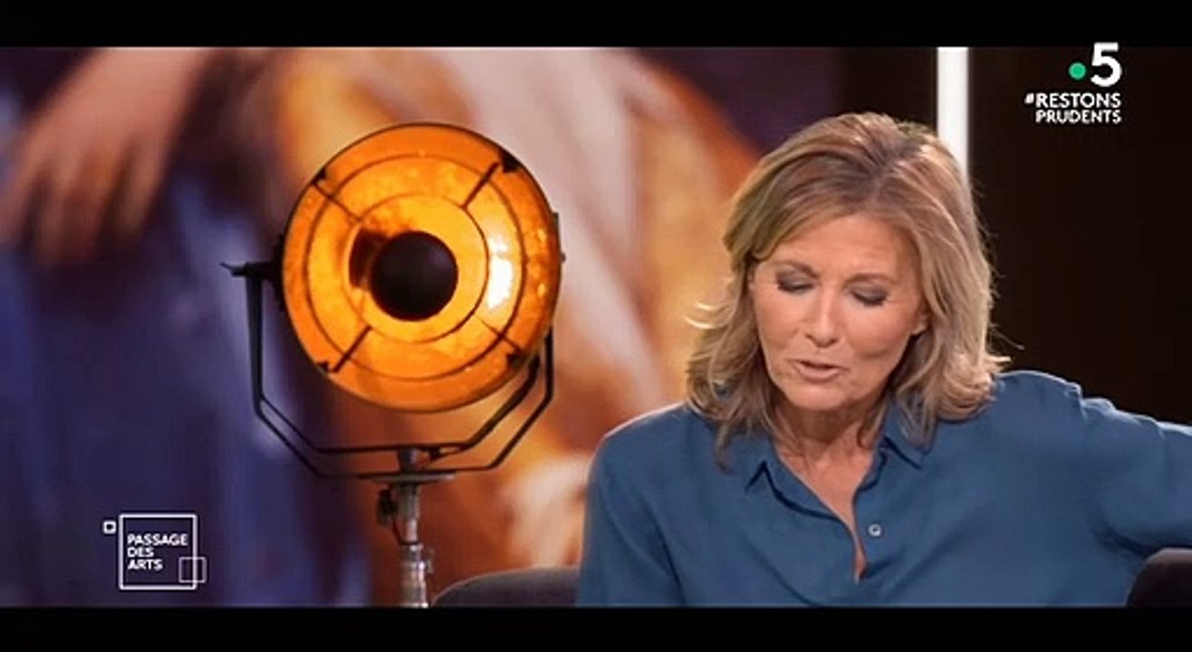 Nicolas Bedos dans l'émission "Passage des arts" sur France 5. Il  a été questionné par Claire Chazal sur le décès de son père, mais également sur ses propos polémiques sur la crise de la Covid-19.
