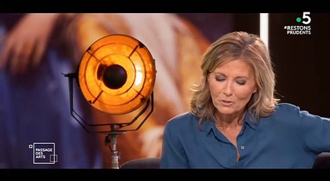 Nicolas Bedos dans l'émission Passage des arts sur France 5. Il a été questionné par Claire Chazal sur le décès de son père, mais également sur ses propos polémiques sur la crise de la Covid-19.