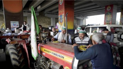 Tractor-trolleys turn into temporary shelters for farmers