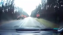 Une voiture ne voit pas le cable entre ces deux camions et le crash est terrible
