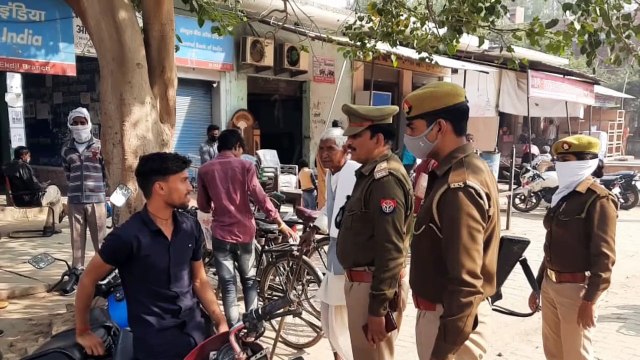 इकदिल थाना पुलिस ने बैंकों का लिया जायजा संदिग्ध लोगों की की चेकिंग
