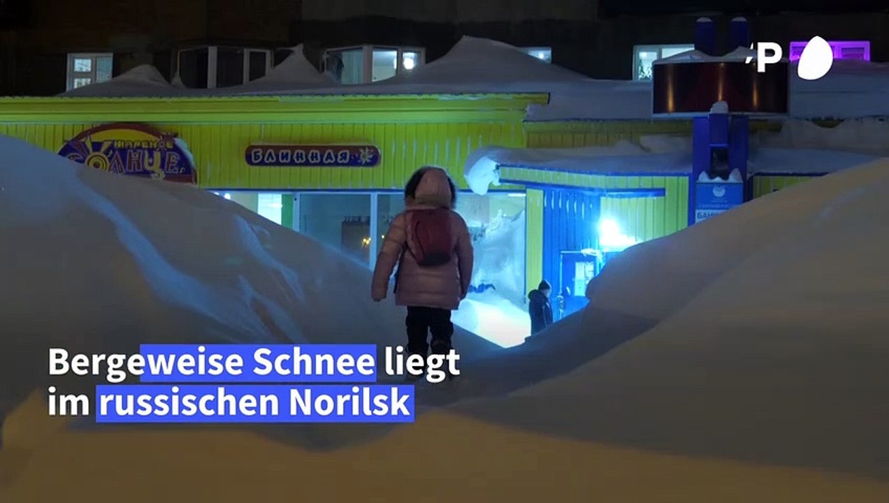 Bergeweise Schnee im sibirischen Norilsk