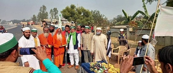 जमीअत उलमा हिंद ने किए किसानों को फल वितरण