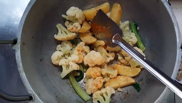 ফুলকপি ও বড়ি দিয়ে মজাদার মাছের ঝোল।।Fulcopi diye macher jhol ।।