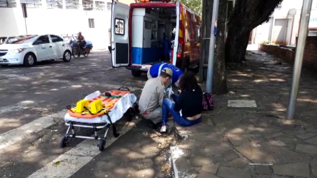 Jovem de 22 anos sofre queda em calçada, no Centro, e é socorrida pelo Siate