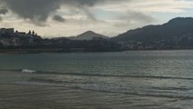 Bañista desafía bajas temperaturas en San Sebastián