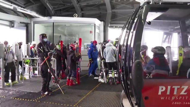 Австрия открывает горнолыжные курорты и сажает туристов на карантин