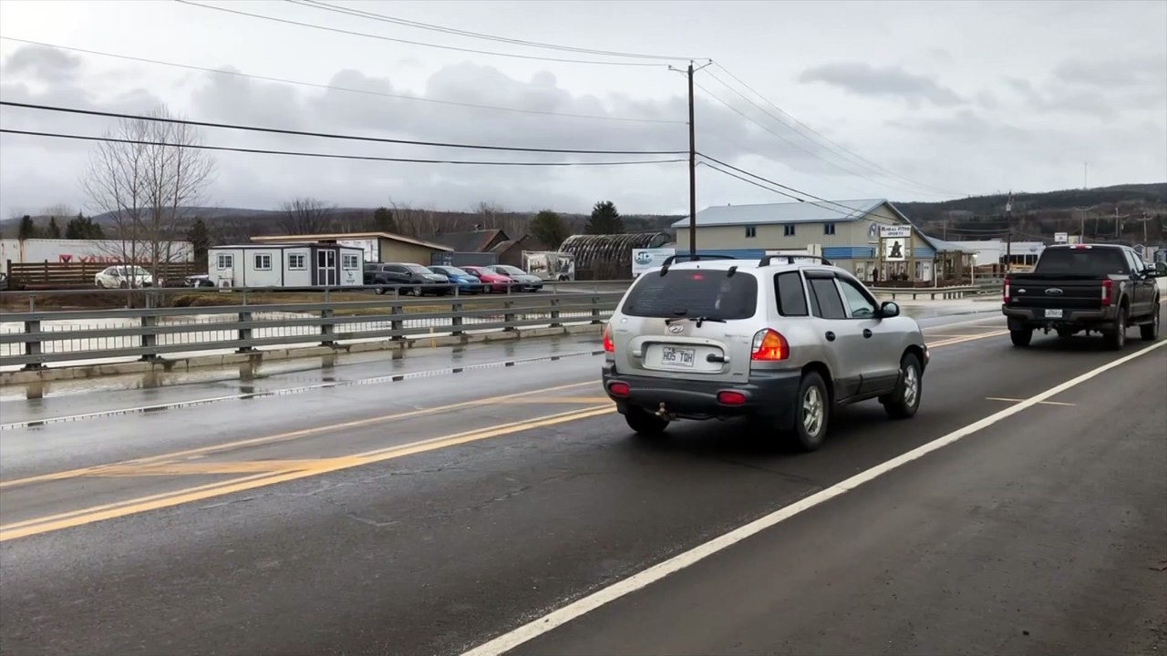 Inondations : évacuations et fermetures de route dans la Baie-des-Chaleurs