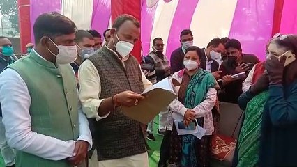 रिश्वत लेने वाले पेशकार की मेनका गांधी ने लगाई क्लास, कहा- 9 हज़ार वापस दो वरना जेल में दाल दूंगी