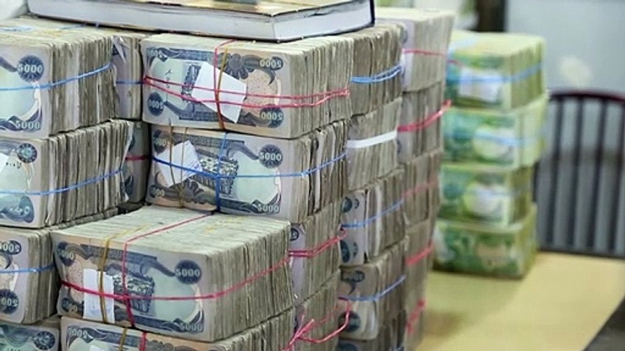 تردي خدمات المصارف يضعف ثقة العراقيين فيها ويدف...