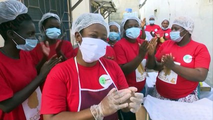 La Secrétaire d'Etat à l'autonomisation de la Femme, Myss Belmonde Dogo visite une unité de transformation à Gonzagueville