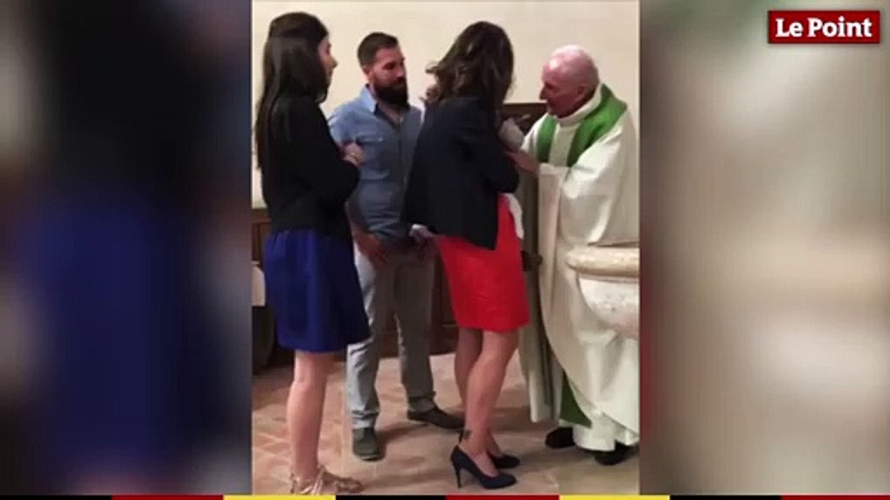 Un prêtre gifle un jeune enfant lors de son baptème