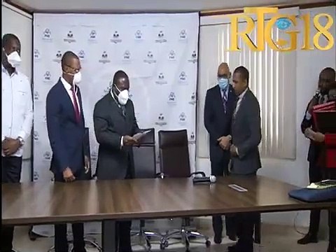 Fon nasyonal edikasyon (FNE) remèt chèk sibvans bay 4 enstitisyon eskolè nan peyi a.