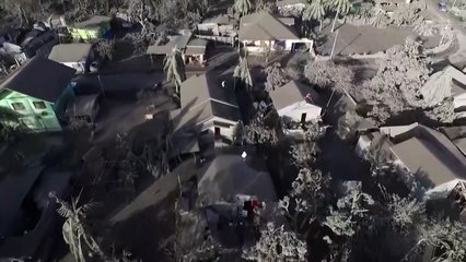 Le volcan philippin continue de cracher des cendres qui recouvrent les villes des alentours