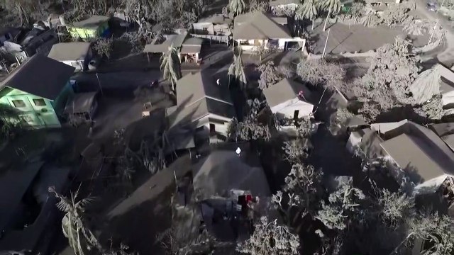 Le volcan philippin continue de cracher des cendres qui recouvrent les villes des alentours