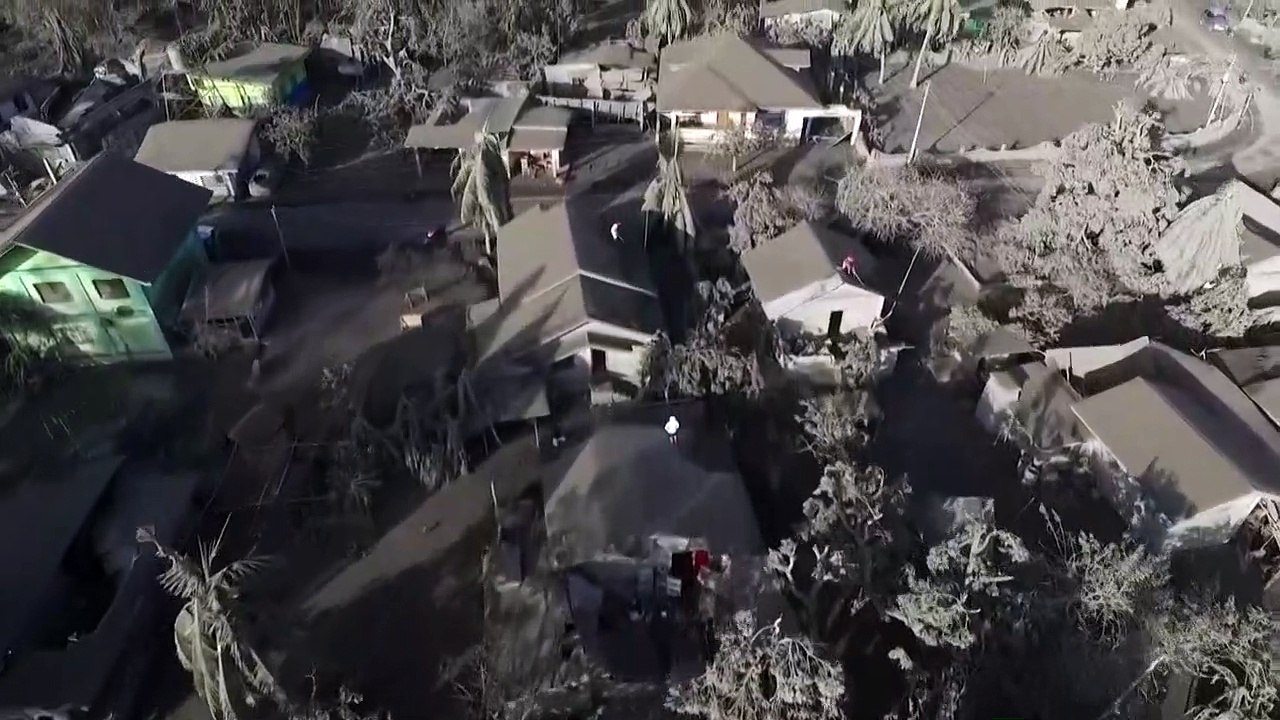 Le volcan philippin continue de cracher des cendres qui recouvrent les villes des alentours