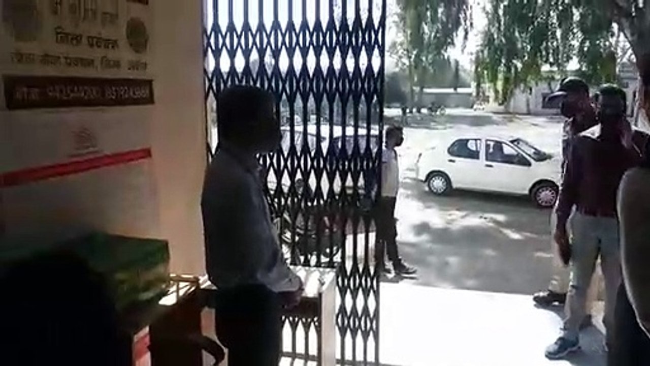 उज्जैन: कलेक्टर ने शहर के लोक सेवा केन्द्रों का निरीक्षण किया, कामकाज की पड़ताल की