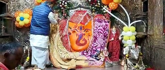 ठंड का असर: खजराना गणेश को पहनाई गरम शॉल, हिमाचल में तैयार होती है खास तौर पर
