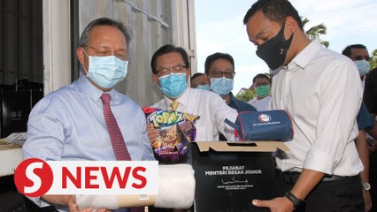 Скачать видео: Johor govt dispatches first batch of food and basic necessity packs to Malaysians in Singapore