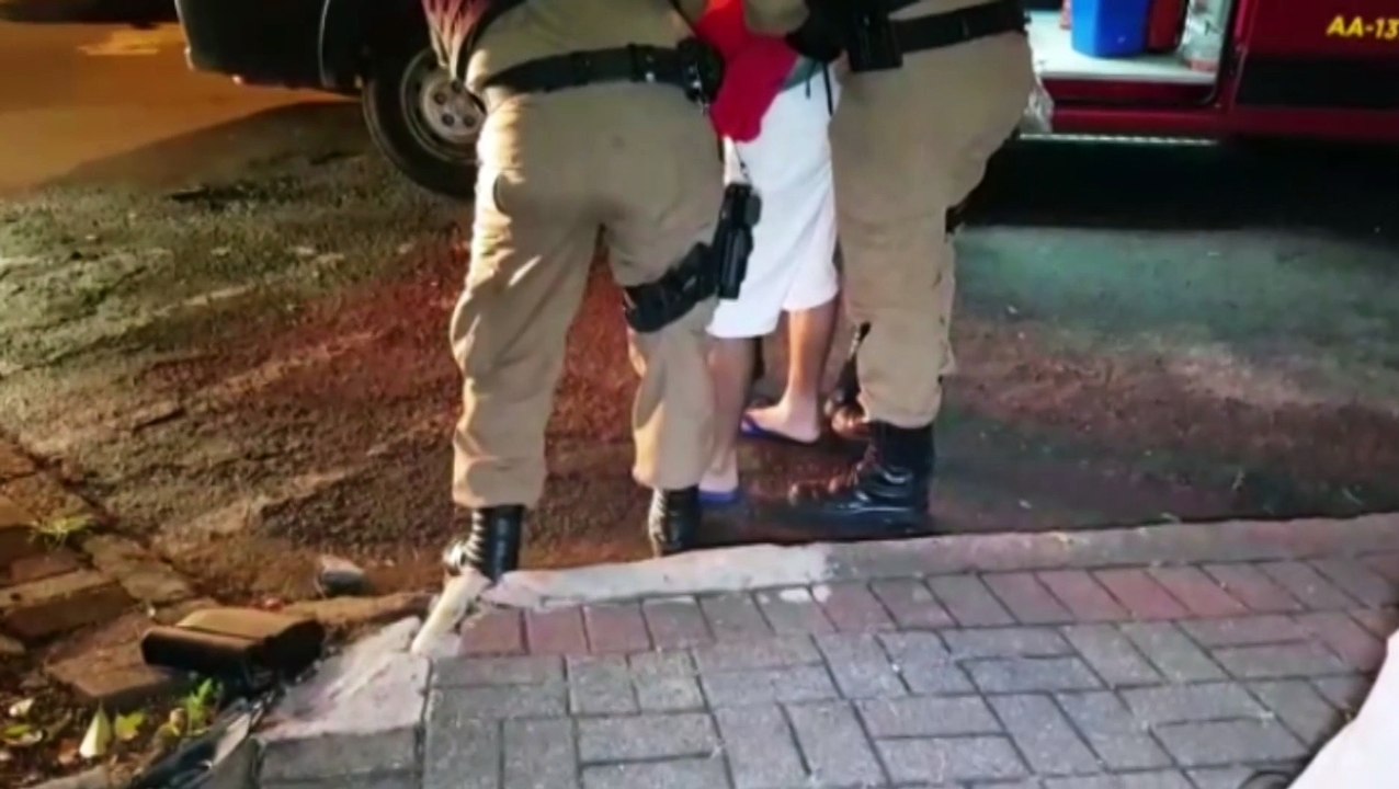 Jetta bate em árvore, condutor desacata socorristas e policiais e é encaminhado à delegacia