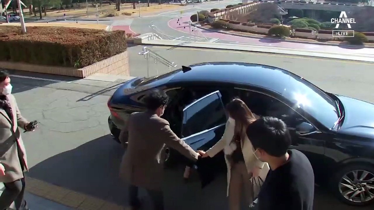 추미애, 사퇴설 일축하며 노무현 소환…지지층에 호소?