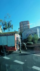 Aparatoso incendio de un vehículo en la autopista del Norte