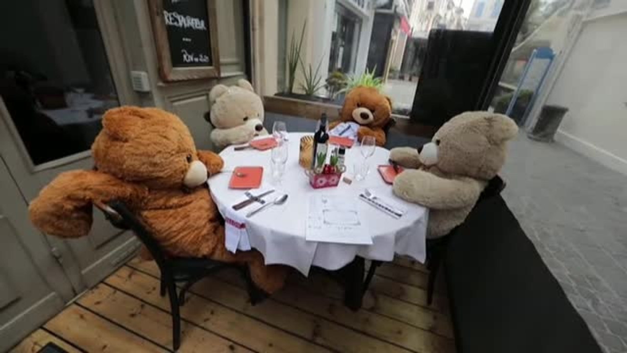 Ositos de peluche sustituyen a los comensales habituales en una terraza francesa para dar ambiente y esperanza a los negocios