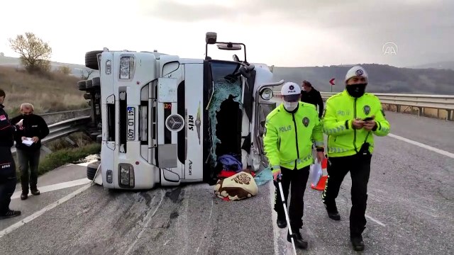 BURSA - Bursa-İstanbul kara yolunda asit yüklü tanker devrildi