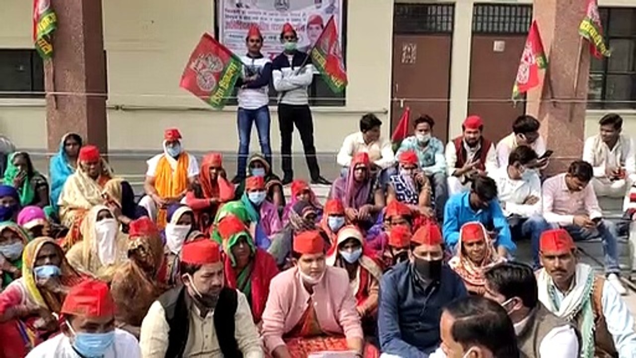 बिल्हौर विधानसभा की सपा नेत्री श्रीमती रचना सिंह किसान धान केंद्र ना खोलने को लेकर धरने पर  बैठी
